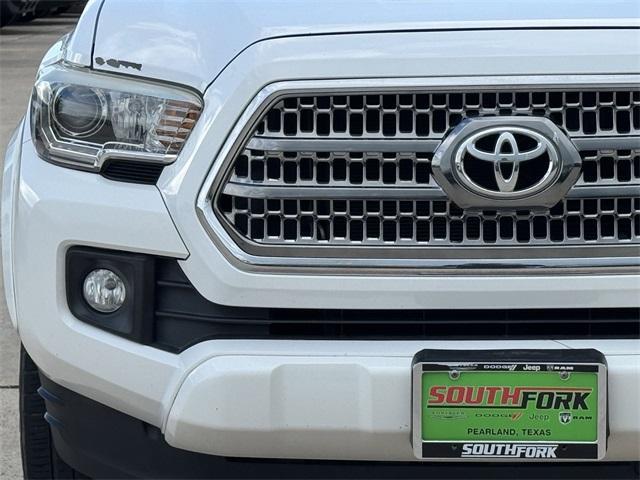 Photo of 2016 White Toyota Tacoma