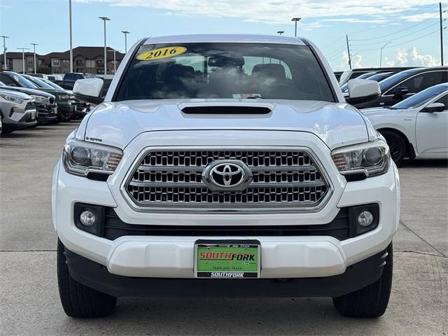Photo of 2016 White Toyota Tacoma