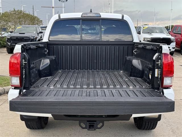Photo of 2016 White Toyota Tacoma