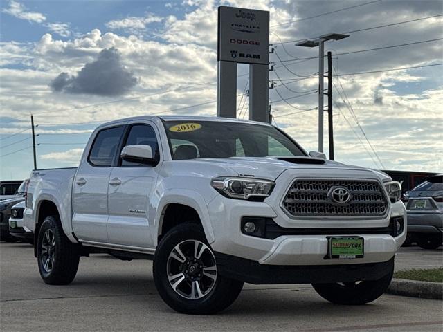 Photo of 2016 White Toyota Tacoma