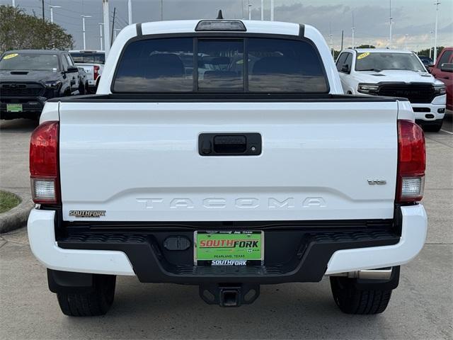 Photo of 2016 White Toyota Tacoma