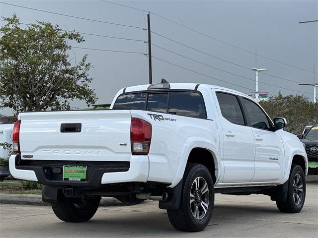 Photo of 2016 White Toyota Tacoma