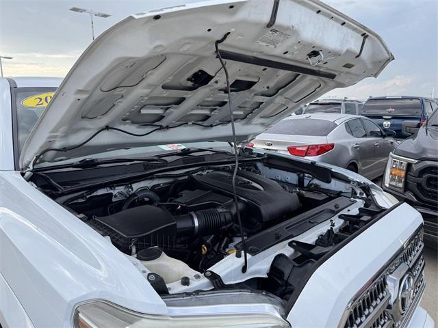 Photo of 2016 White Toyota Tacoma