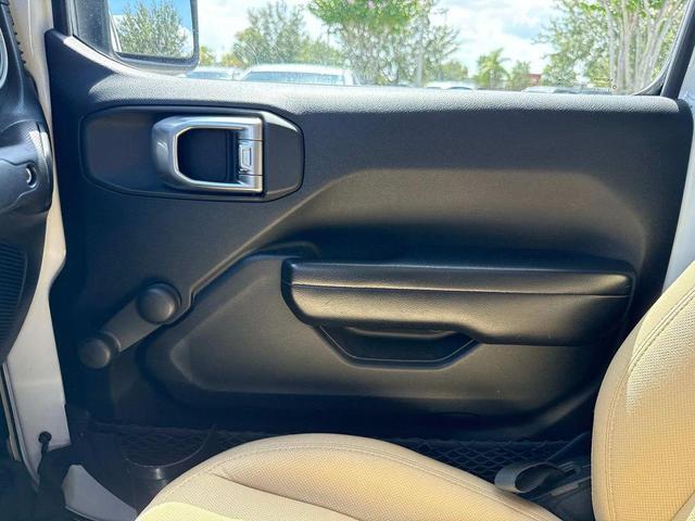 Photo of 2020 Bright White Clearcoat Jeep Gladiator