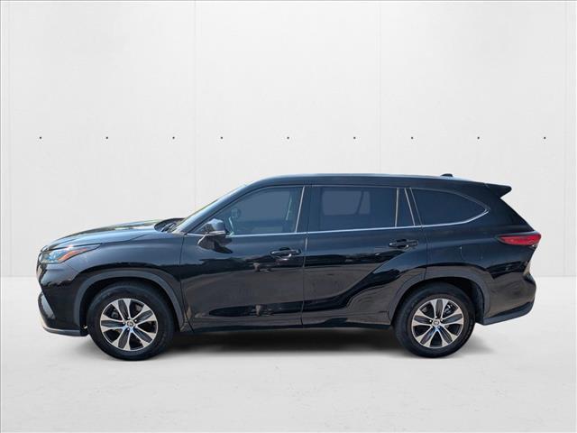 Photo of 2022 Midnight Black Metallic Toyota Highlander