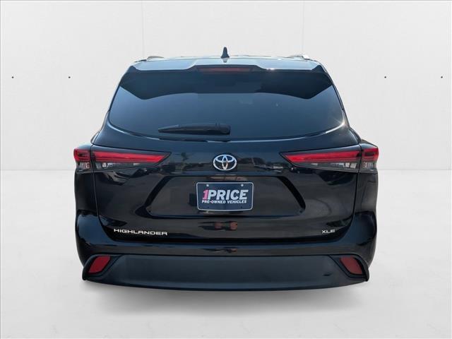 Photo of 2022 Midnight Black Metallic Toyota Highlander