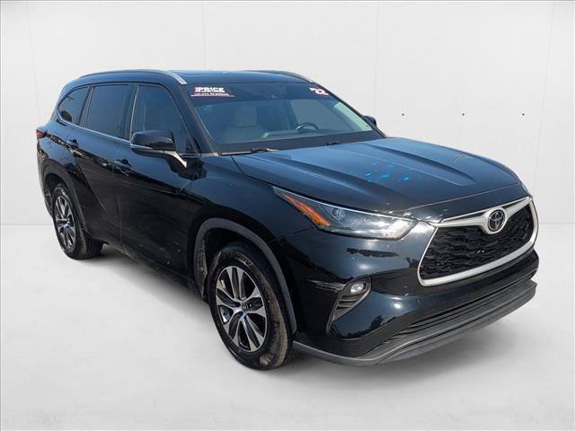 Photo of 2022 Midnight Black Metallic Toyota Highlander