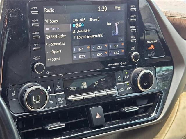 Photo of 2022 Midnight Black Metallic Toyota Highlander