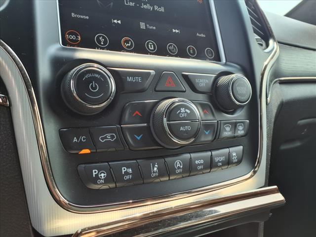 Photo of 2018 Ivory Jeep Grand Cherokee
