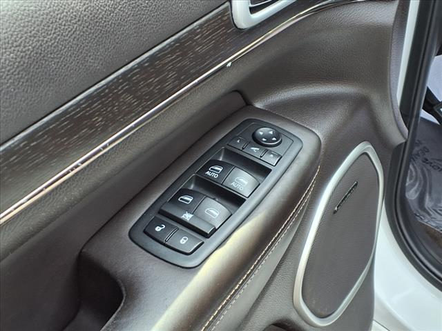 Photo of 2018 Ivory Jeep Grand Cherokee