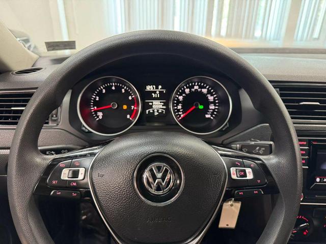 Photo of 2016 Platinum Gray Metallic Volkswagen Jetta