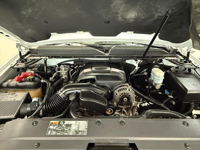 Photo of 2011 White GMC Yukon