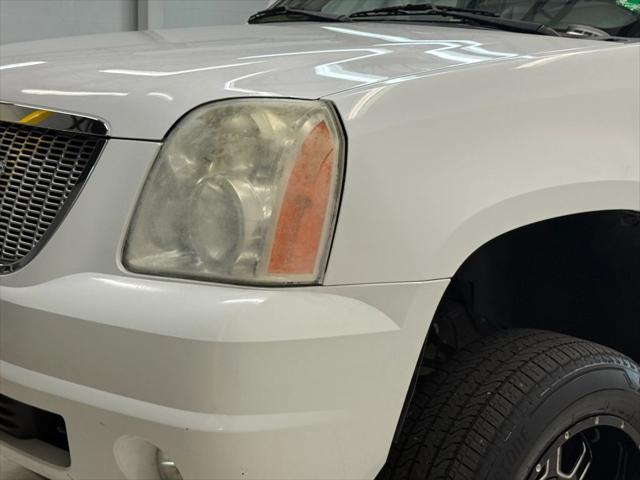 Photo of 2011 White GMC Yukon