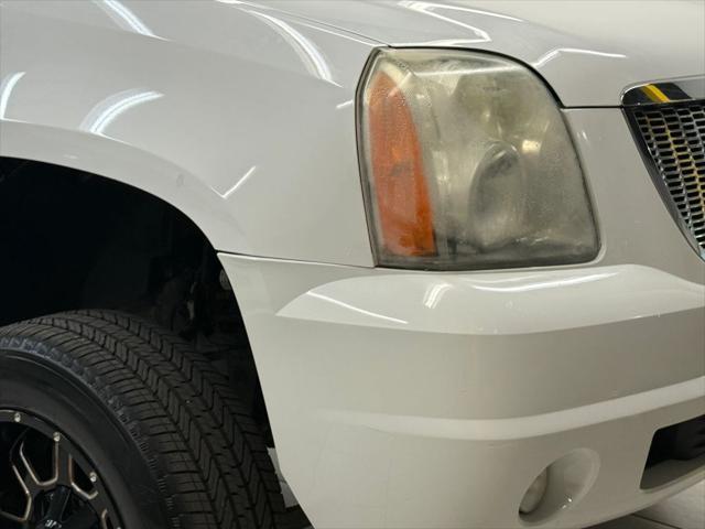 Photo of 2011 White GMC Yukon