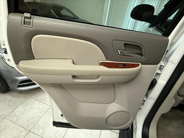 Photo of 2011 White GMC Yukon