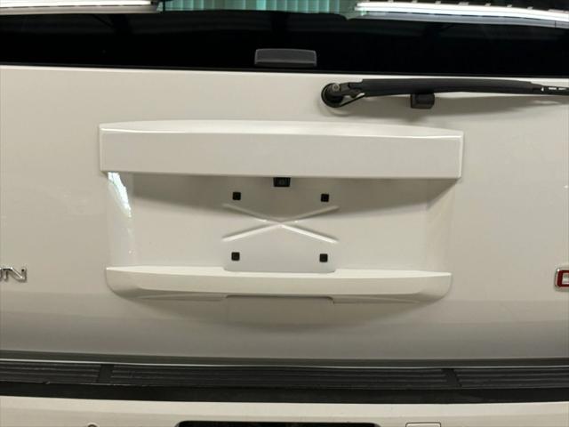 Photo of 2011 White GMC Yukon