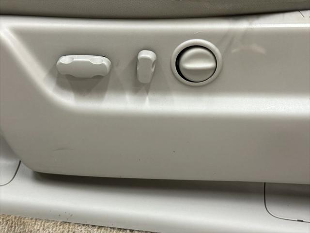 Photo of 2011 White GMC Yukon