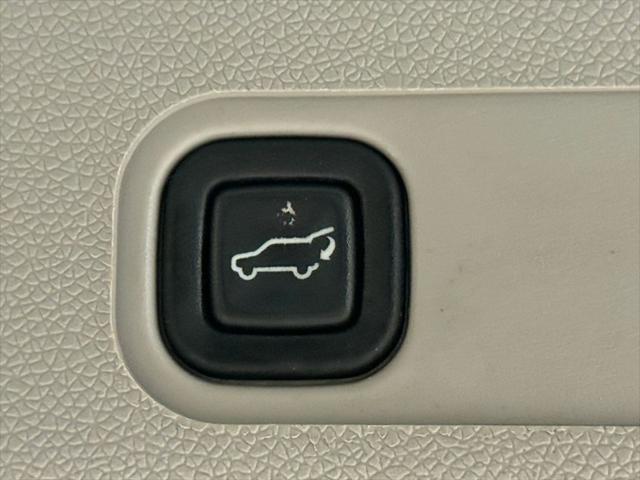 Photo of 2011 White GMC Yukon