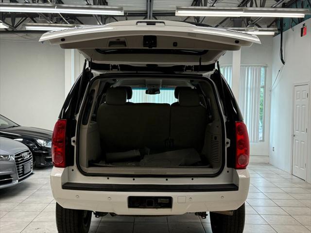 Photo of 2011 White GMC Yukon