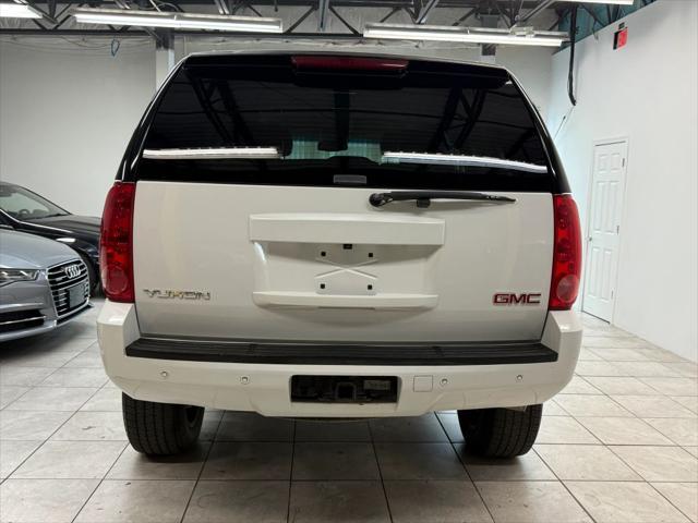 Photo of 2011 White GMC Yukon