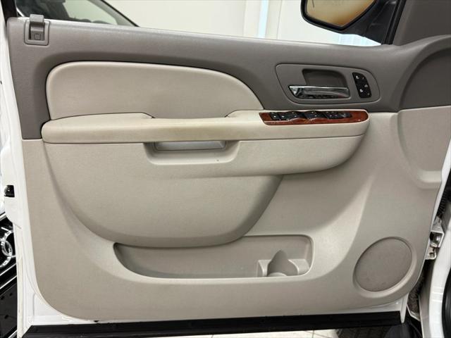 Photo of 2011 White GMC Yukon