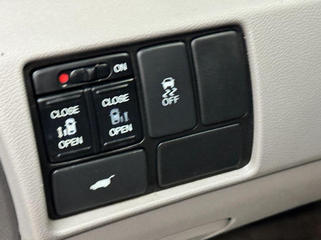 Photo of 2013 Alabaster Silver Metallic Honda Odyssey