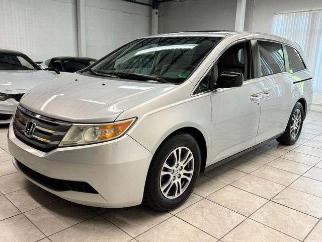 Photo of 2013 Alabaster Silver Metallic Honda Odyssey