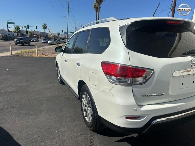 Photo of 2016 White Nissan Pathfinder