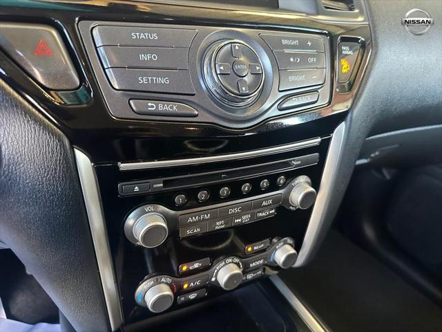 Photo of 2016 White Nissan Pathfinder