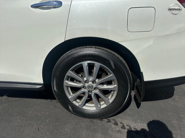 Photo of 2016 White Nissan Pathfinder