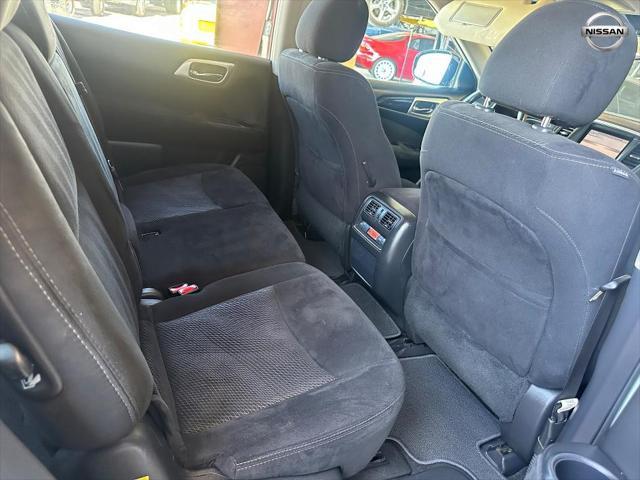 Photo of 2016 White Nissan Pathfinder