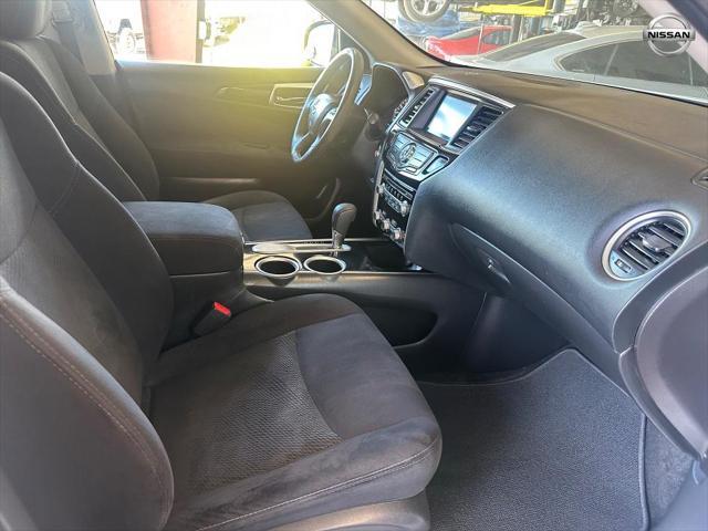 Photo of 2016 White Nissan Pathfinder