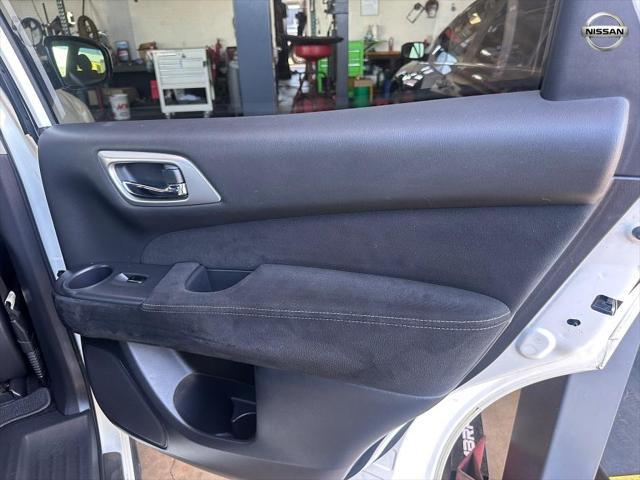 Photo of 2016 White Nissan Pathfinder