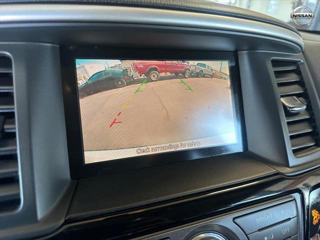 Photo of 2016 White Nissan Pathfinder