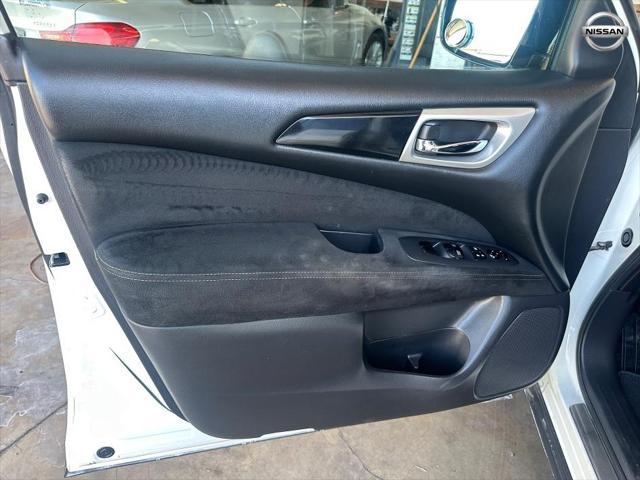 Photo of 2016 White Nissan Pathfinder