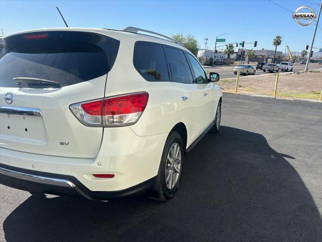 Photo of 2016 White Nissan Pathfinder