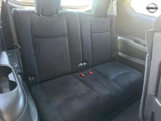 Photo of 2016 White Nissan Pathfinder