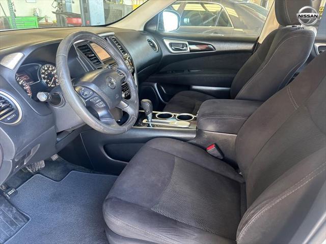 Photo of 2016 White Nissan Pathfinder