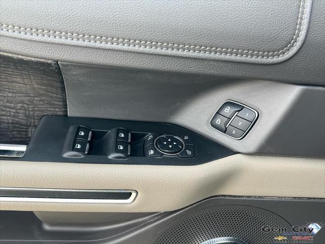 Photo of 2021 STAR WHITE MET TRI-COAT Ford Expedition