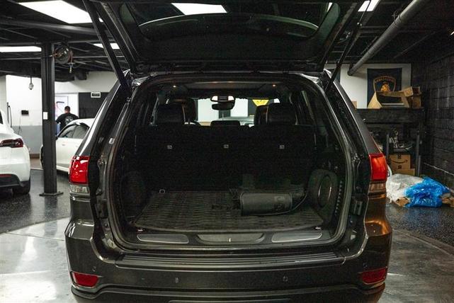 Photo of 2017 Gray Jeep Grand Cherokee