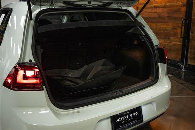 Photo of 2016 Pure White Volkswagen e-Golf