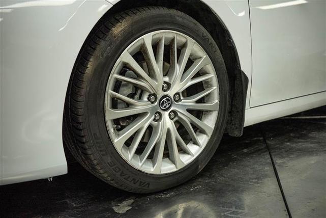 Photo of 2019 White Toyota Camry