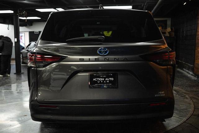 Photo of 2022 Gray Toyota Sienna