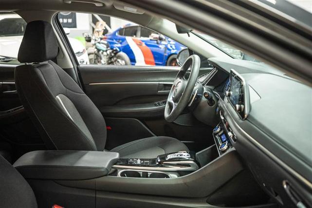 Photo of 2023 Gray Hyundai SONATA Hybrid