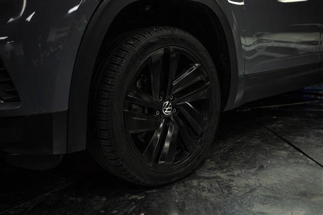 Photo of 2021 Pure Gray Volkswagen Atlas Cross Sport