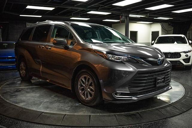 Photo of 2023 Gray Toyota Sienna