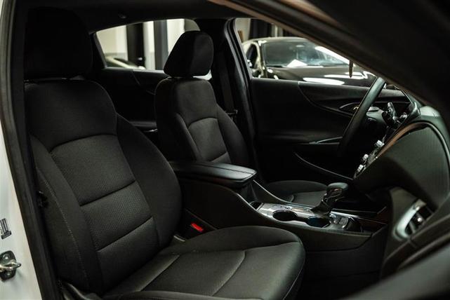 Photo of 2024 White Chevrolet Malibu