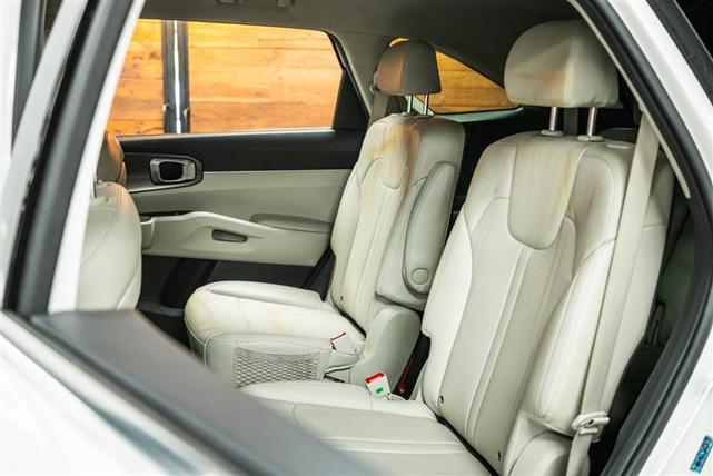 Photo of 2022 White Kia Sorento Hybrid