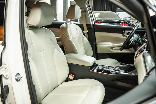 Photo of 2022 White Kia Sorento Hybrid