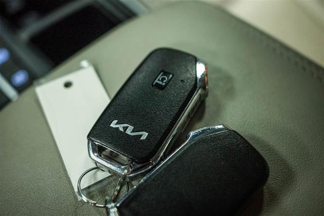 Photo of 2022 White Kia Sorento Hybrid